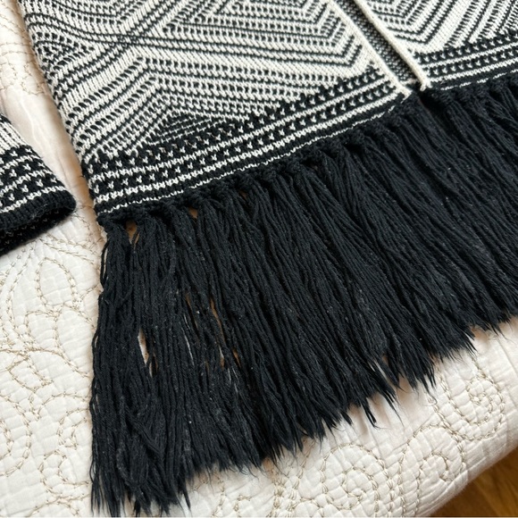 -Banana Republic geometric knit black+white fringe cardigan - Picture 8 of 8